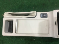 Porta-luvas e apoio de braço SUBARU OUTBACK OEM 92111AG060WA BP9 2004 Gold 39J