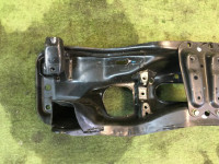Travesaño delantero SUBARU LANCASTER OEM 20101AE013 BHE 2001 EZ30