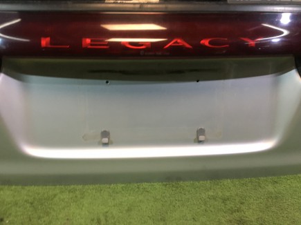แผงตกแต่งระหว่างไฟท้าย SUBARU LEGACY OEM 84251AC090 BG5 1997