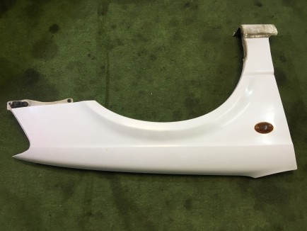 Guarda-lamas dianteiro direito SUBARU LEGACY OEM 57120AE000 BH5 1998 Whait 51E