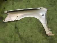 Guarda-lamas dianteiro direito SUBARU LEGACY OEM 57120AE000 BH5 1998 Whait 51E