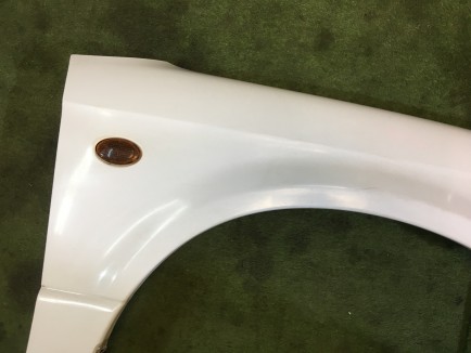 Guarda-lamas dianteiro direito SUBARU LEGACY OEM 57120AE000 BH5 1998 Whait 51E
