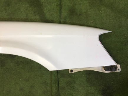 Guarda-lamas dianteiro direito SUBARU LEGACY OEM 57120AE000 BH5 1998 Whait 51E