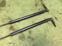 Амортизаторы пятой двери SUBARU LANCASTER OEM 63260AE020, 63260AE030 BHE BH9 BH5 2001 Silver 1U2
