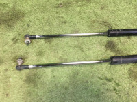Амортизаторы пятой двери SUBARU LANCASTER OEM 63260AE020, 63260AE030 BHE BH9 BH5 2001 Silver 1U2