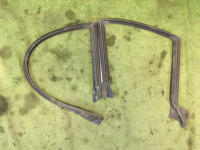 Уплотнитель дверей левый SUBARU LANCASTER OEM 63521AE030 BHE BH9 BH5 2001 Silver 1U2