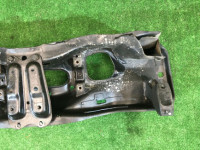 Travessa dianteira SUBARU LANCASTER OEM 20101AE011 BHE BEE 2000 EZ30