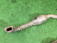 ท่อร่วมไอเสีย Штаны SUBARU LEGACY B4 OEM 44101AE040, 44101AE050 BEE BHE 2002 EZ30
