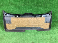Обшивка пятой двери SUBARU LANCASTER OEM 94320AE011AC BHE BH9 BH5 1999 white / grey 8K2