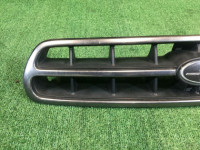 Rejilla del radiador SUBARU LANCASTER OEM 91121AE190 BHE BH9 2000 white 07C
