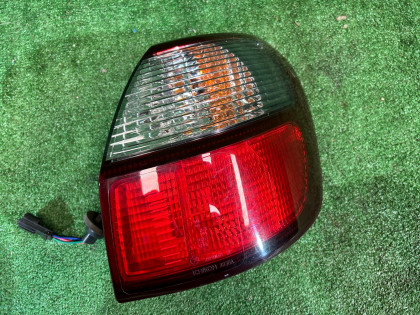 右テールランプ SUBARU LEGACY OEM 84201AE001, 84201AE000 BH9 2002