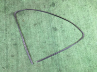 คิ้วกระจกหน้า SUBARU LANCASTER OEM 65058AE000 BH9 1998 beige 8L5