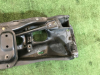 Travesaño delantero SUBARU LEGACY OEM 20101AE030 BH5 BE5 2002