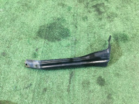 Suporte esquerdo do para-choques dianteiro 57707AE130 SUBARU LEGACY