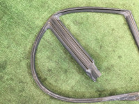 Уплотнитель дверей левый SUBARU LANCASTER OEM 63521AE030 BHE BH9 BH5 2000 silver 9G9