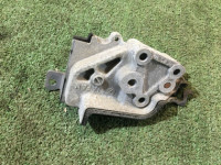 タイミングベルトテンショナーブラケット SUBARU FORESTER OEM 13156AA061 SG5 2002 EJ205