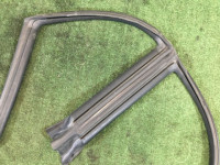 Borracha da porta direita SUBARU LANCASTER OEM 63521AE020 BHE BH9 BH5 1998 beige 8L5