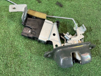 Cerradura del portón SUBARU LEGACY OEM 63032AE020 BHE 2002 White 51E, 96H