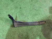 Suporte esquerdo do para-choques dianteiro 57707AE130 SUBARU LEGACY