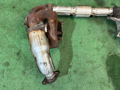 Exhaust manifold SUBARU LEGACY OEM 14023AA052 14010AA072 BH5 1999 EJ208