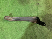 Suporte esquerdo do para-choques dianteiro 57707AE130 SUBARU LEGACY