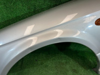 Guarda-lamas dianteiro esquerdo цвет 792 SUBARU LEGACY OEM 57120AE011 BH9 2000 SILVER 792