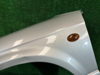 Guarda-lamas dianteiro esquerdo цвет 792 SUBARU LEGACY OEM 57120AE011 BH9 2000 SILVER 792
