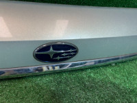 Вставка между стопов Накладка пятой двери SUBARU OUTBACK OEM 84261AG040GA BPE 2004