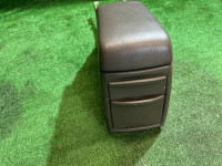 Guantera y reposabrazos SUBARU LANCASTER OEM 92111AE010AD BHE BH9 1998 BEIGE 8L5