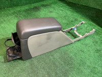 Guantera y reposabrazos SUBARU LANCASTER OEM 92111AE010AD BHE BH9 1998 BEIGE 8L5