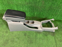 Porta-luvas e apoio de braço SUBARU FORESTER OEM 92113FE100ND SG5 2007 GREY 61K