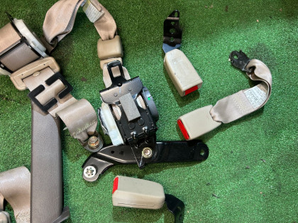 リアシートベルト SUBARU LANCASTER OEM 64660AE000GE 64660AE010GE BH9 1998 BEIGE 8L5