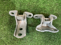右フロントドアヒンジ TOYOTA PRIUS OEM 6871012151 ZVW30 2013 SILVER 1F7