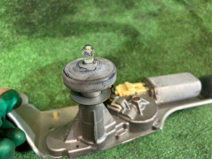 Моторчик заднего дворника SUBARU LANCASTER OEM 86511AE010 BH9 2001 EZ30 AT