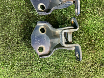 左フロントドアヒンジ SUBARU LANCASTER OEM 61220AC010 61220AC000 BHE 2001 BLUE / GREY 1U3