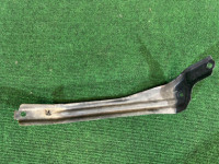 Suporte direito do para-choques dianteiro 57707AE130 SUBARU LEGACY