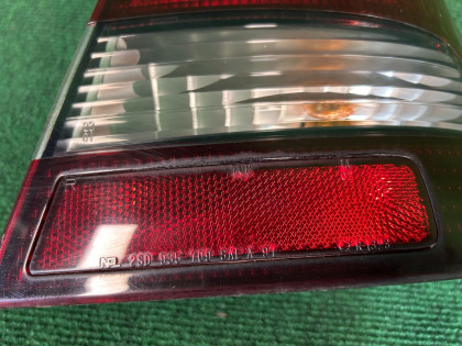 右テールランプ SUBARU LEGACY OEM 84201AE04A BE5 BE9 BEE 2001