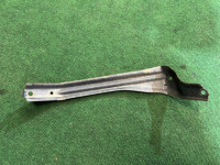 Suporte esquerdo do para-choques dianteiro 57707AE130 SUBARU LEGACY