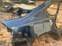 Guarda-lamas traseiro direito SUBARU LEGACY OEM 51490AG0409P BL5 2004 BLUE 35J
