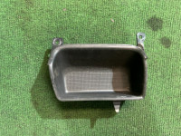 Hueco portaobjetos bajo la radio SUBARU LANCASTER OEM 66128AE000 BH9 2001 GREEN 1U7