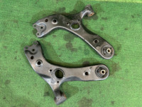 前摆臂 TOYOTA PRIUS OEM 48068-47050 48069-47050 ZVW30 2012 2ZRFXE AT