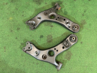 前摆臂 TOYOTA PRIUS OEM 48068-47050 48069-47050 ZVW30 2012 2ZRFXE AT