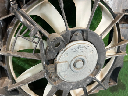 Вентиляторы радиатора TOYOTA PRIUS OEM 100222-1377 168000-8990 ZVW30 2013 2ZRFXE AT