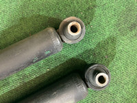 โช้คอัพ Задние амортизаторы TOYOTA PRIUS OEM 48530-80533 48530-80533 ZVW30 2013 2ZRFXE AT