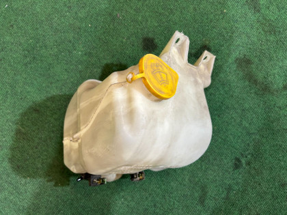 Depósito do lava-vidros SUBARU LANCASTER OEM 86610AE010 BH9 2001 EJ254 AT
