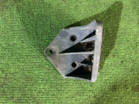 Suporte direito do para-choques traseiro 57707AE060 SUBARU LANCASTER