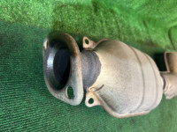 ท่อไอเสียท่อนกลาง SUBARU LANCASTER OEM 44200AE050 BH9 2001 EJ254 AT