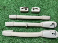 มือจับเพดาน SUBARU LANCASTER OEM 92043AE000GF 92041AE020GF 92041AE030GF BHE BH9 BH5 1998 BEIGE 8L5
