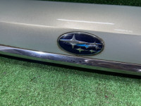 Friso da porta da bagageira SUBARU OUTBACK OEM 84261AG050GA BPE 2004 GOLD 39J
