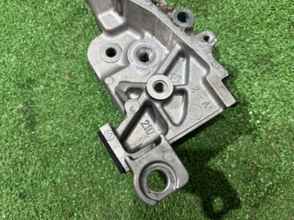 タイミングベルトテンショナーブラケット SUBARU EXIGA OEM 13156AA062 YA5 2008 EJ205 AT